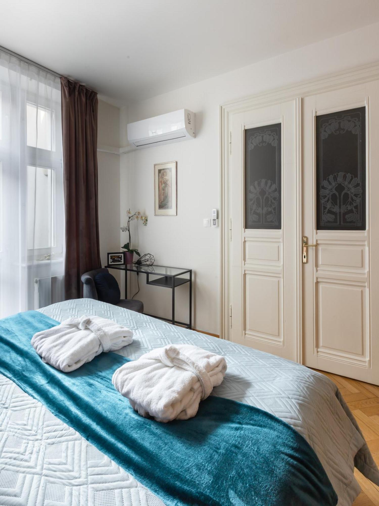 Decadent Art Deco Balcony Apartment In Old Town 프라하 외부 사진